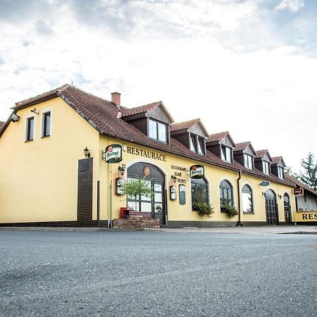 Hotel Penzion Zlaté Slunce à Chocenice Extérieur photo